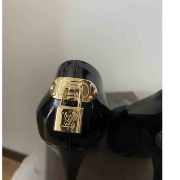 Louis Vuitton patent leather heels
Peep toe
Gold locks - Picture 3 of 6